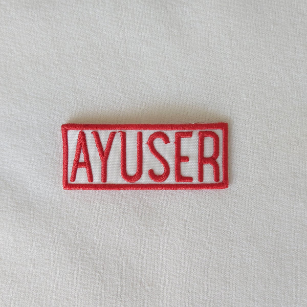AYUSER Sudadera blanca con parche bordado (borde rojo)