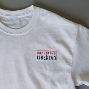 COMUNISMO o LIBERTAD Camiseta con parche bordado de cuatro colores.