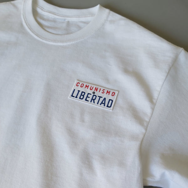 COMUNISMO o LIBERTAD Camiseta con parche bordado de cuatro colores.