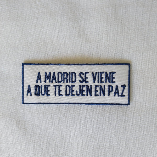 A MADRID SE VIENE A QUE TE DEJEN EN PAZ Polo con parche bordado azul.