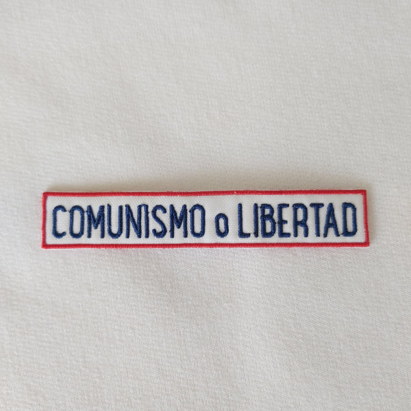 COMUNISMO O LIBERTAD Camiseta con parche bordado bicolor.