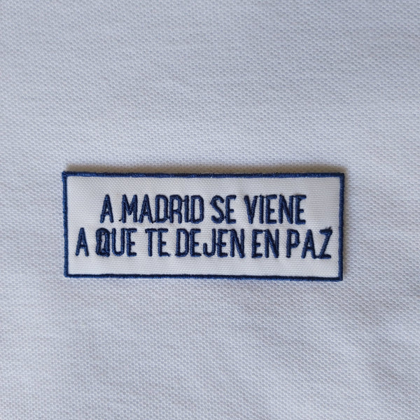 A MADRID SE VIENE A QUE TE DEJEN EN PAZ Camiseta con parche bordado azul.
